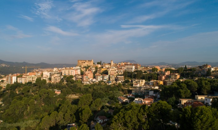 Vista del Castillo de El Papiol y el casco antiguo
